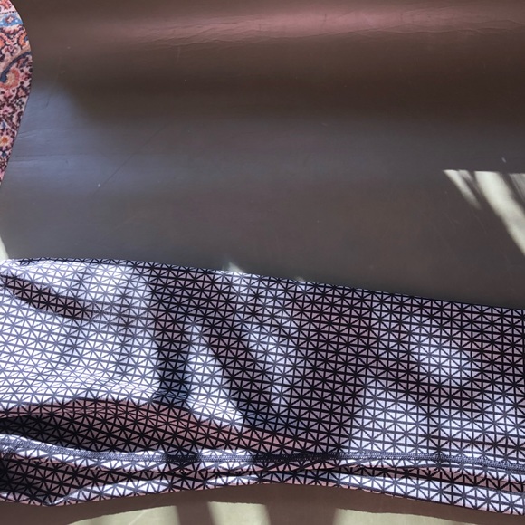 LULU LEGGINGS - Picture 2 of 4